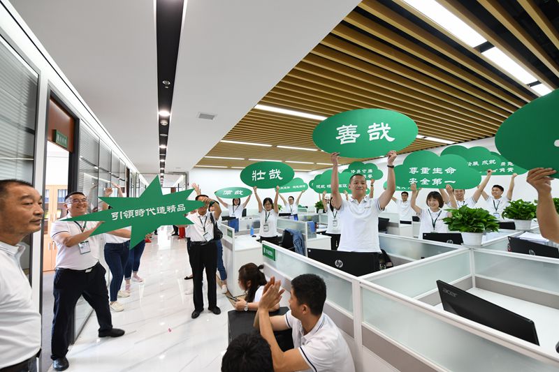 第十二工程公司唱跳、手舉寫有企業(yè)文化標語的KT板_副本