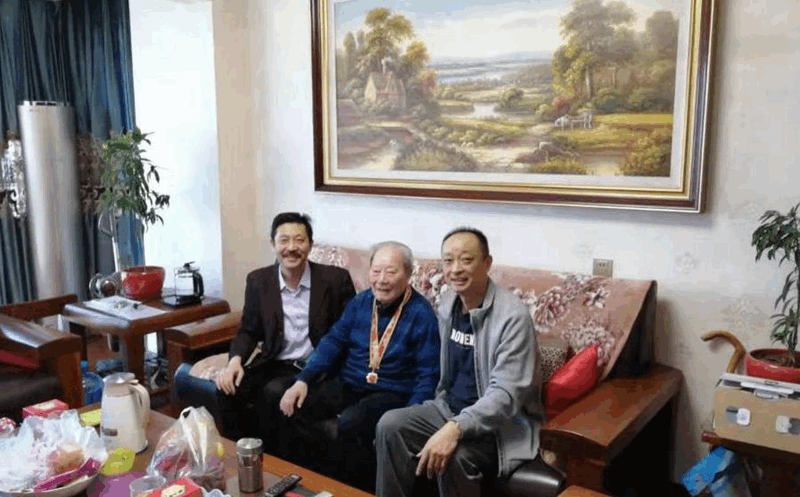 慰問公司榮獲中共中央、國務(wù)院、中央軍委頒發(fā)的“慶祝中華人民共和國成立70周年”紀(jì)念章的老黨員、離休干部胡成金同志_副本_副本