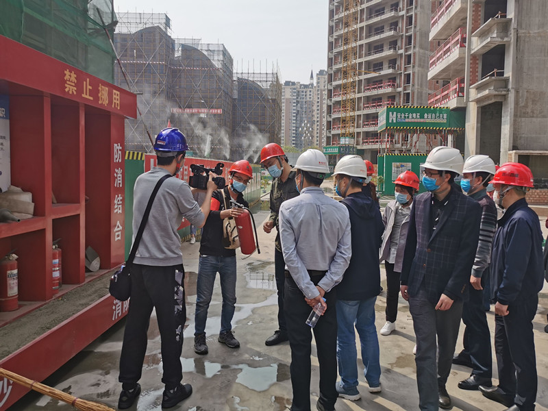 德陽市旌陽區(qū)質(zhì)量安全監(jiān)督旌陽站站長田文姜到美信國際花園城一標段項目進行復工安全質(zhì)量檢查2