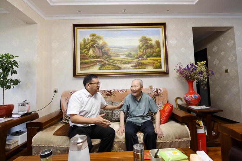 慰問(wèn)老黨員胡成金_副本 慰問(wèn)老黨員胡成金_副本